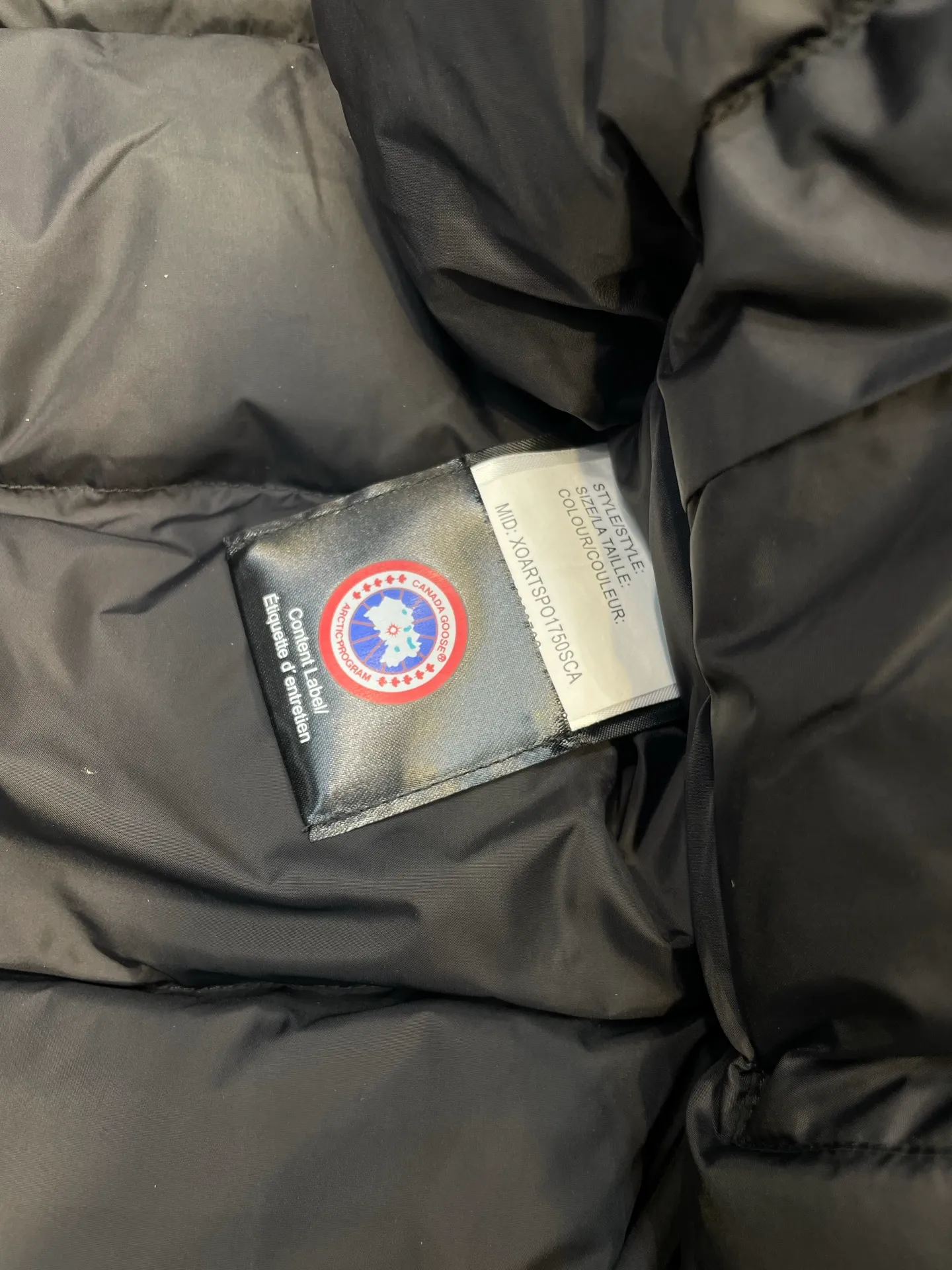 P780 high-end version Canada Goose Canada Goose #Chilliwack 7999M bomber jacket short down jacket/01 model #Men and Women Same Style# ➖ Genuine synchronous anti-counterfeiting chip sensor! ➖ Imported 21S polyester-cotton blended original fabric [last year’s 16S/18S hard fabrics have been completely eliminated, this year all use 21S genuine synchronous fabrics, the soft mid-strap feels delicate and textured], genuine synchronous Feather-Light 10D waterproof coating fabric, made of 84.5 polyester fiber and 15.5 cotton, 100% the best feel in the entire network! ➖ The genuine official website is synchronized with the national standard 80 white duck down, you can check the official website customer service, there will never be a series of misleading claims such as 90 down or goose down! ➖ Using the best nylon lining with double double-layer sealing design, velvet-proof No. 7 needle + grid-filled down ready-made garments, there is 100% no so-called velvet running! ➖ The cuffs are designed with thickened seamless threads, and the collar and pockets are lined with top-quality polar fleece to keep you warm and comfortable! ➖ Yoshida YKK provides original custom-made electroplated sliders. YKK two-way lockable zippers are tight and smooth and will not peel off paint! ➖ 3M composite guarantees that the Velcro is the same as the original, durable, and all accessories and hardware are custom-made! ➖ Imported BEHRINGER embroidery machine to customize the 10,000-needle embroidery logo, 98% of which can be reproduced to restore the original logo. You can check and compare on the official website! ➖ The fur collars are all made of large pieces of Western Canadian blue wolf hide, ensuring that each fur collar is 13-15cm wide!   Size:XS-XXL